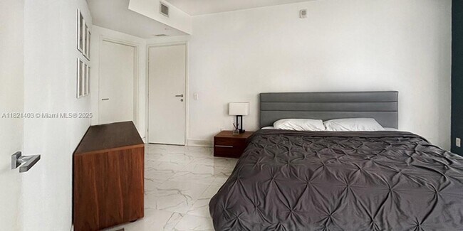Building Photo - 1300 Brickell Bay Dr