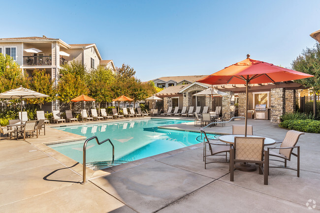 Resort Style Spa and Sun deck - Vineyard Creek Apartments