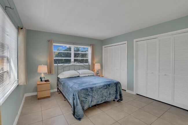 Building Photo - 3212 NE 9th St