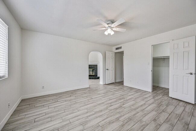 Building Photo - 4 bedroom with Pool !!