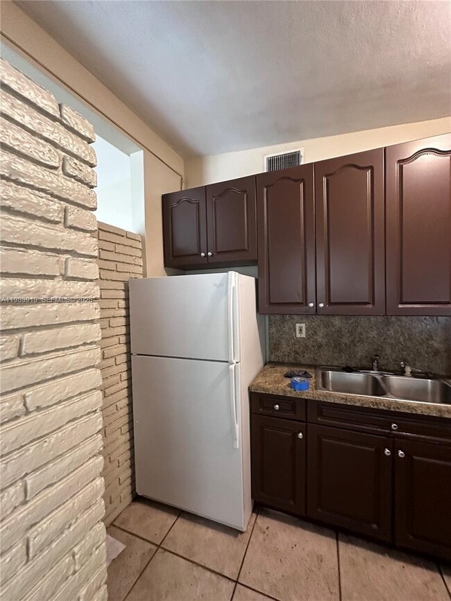 Building Photo - 320 NW 33rd Ave