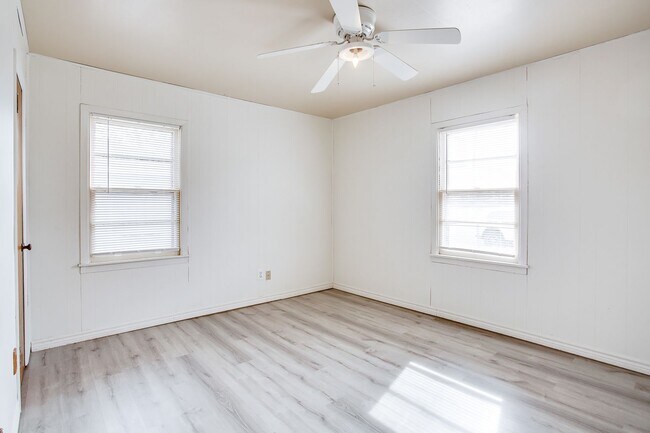 Building Photo - Updated 3 bedroom, 1.5 bath!
