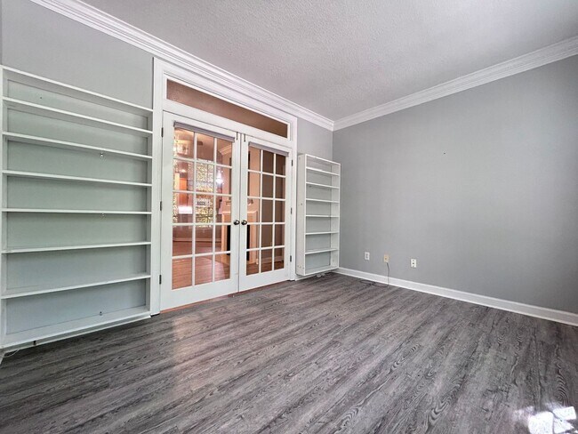 Building Photo - Gated community on the bay side of Shore Dr! "ASK ABOUT OUR ZERO DEPOSIT"