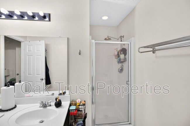 Building Photo - 137 Venice St