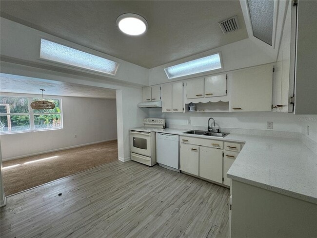 Building Photo - 611 S Seneca Blvd