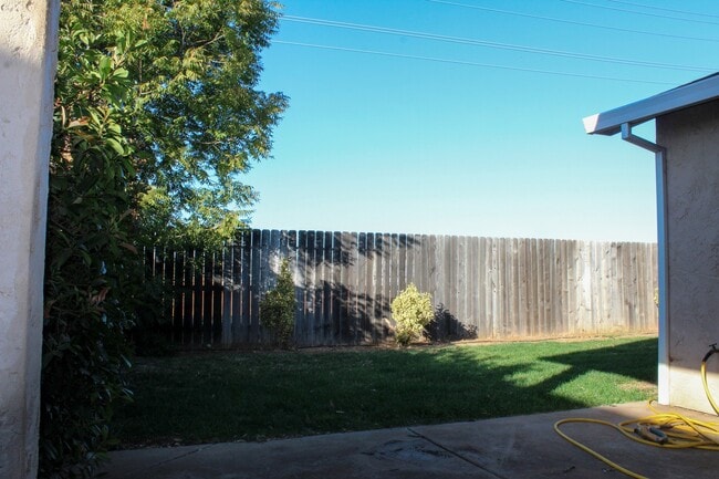 Building Photo - 3 Bedroom, 2 Bath With Appliances