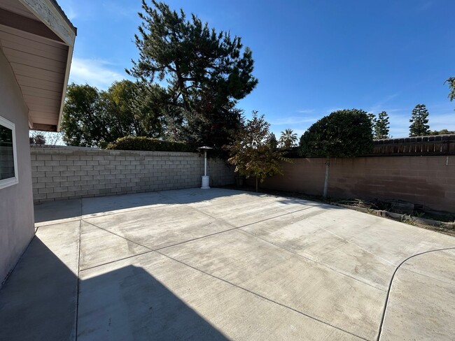 Building Photo - Cozy 3 Bed/2 Bath SW Bakersfield Home w/ P...