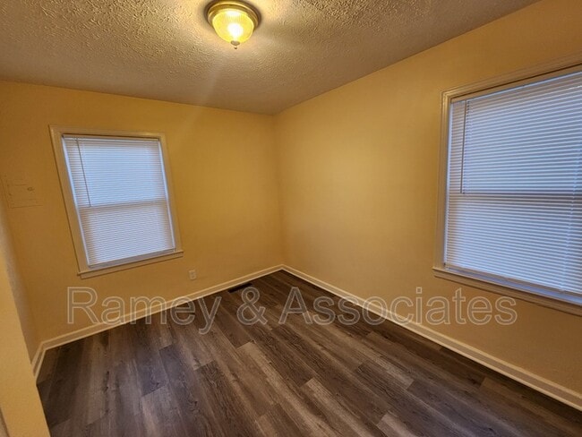 Building Photo - 1726 Sonne Ave