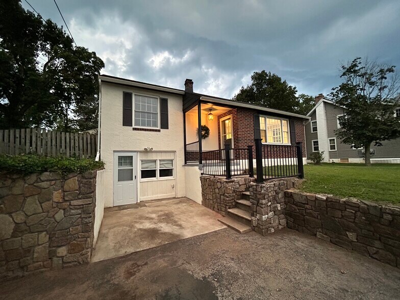 Building Photo - 15 E Pothouse Rd
