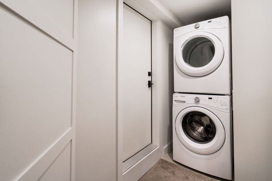 Building Photo - 800 E Hyman Ave