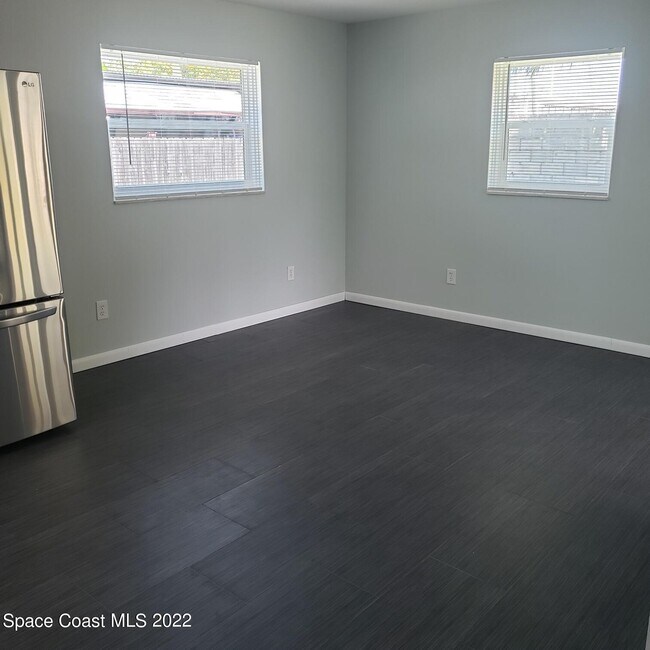 Building Photo - 990 Butia St
