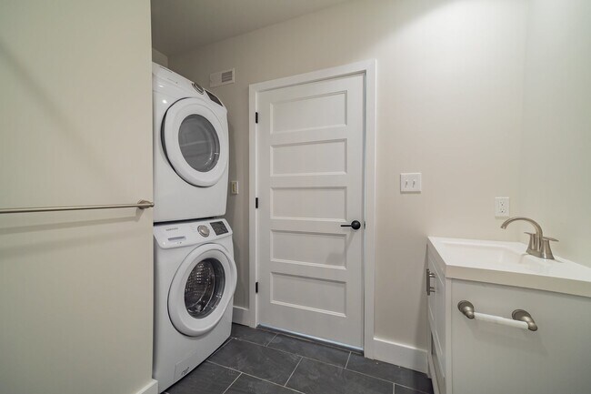 Interior Photo - 5015 WEST