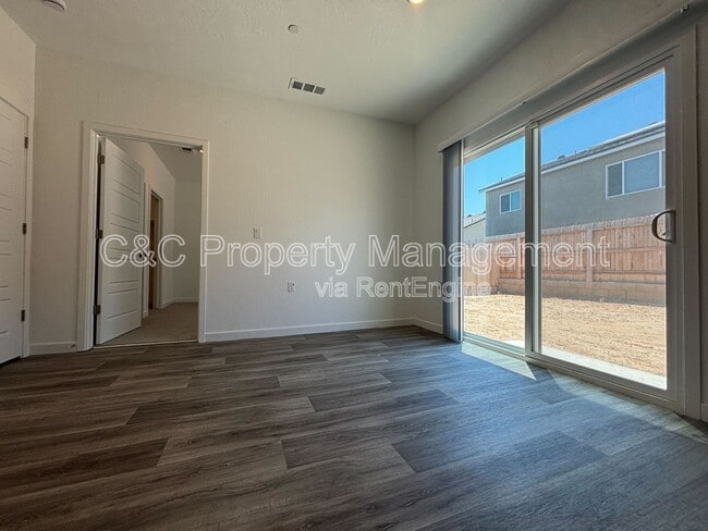Building Photo - 1024 Deerhorn Dr W