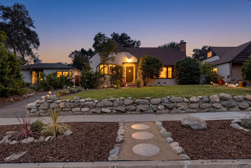 Building Photo - 2151 N Altadena Dr