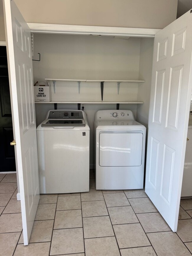 Building Photo - Charming Cul-de-Sac Home