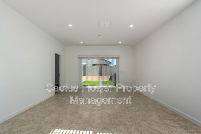 Building Photo - 2037 W Shelly Ave