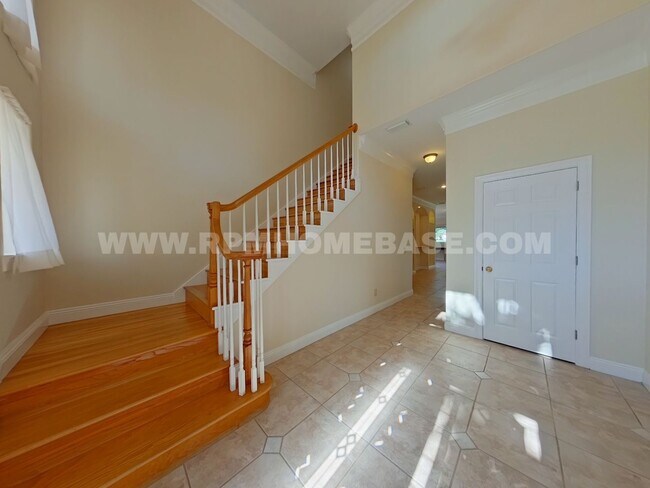 Building Photo - Elegant 2-Bedroom Home with Bonus Flexible...