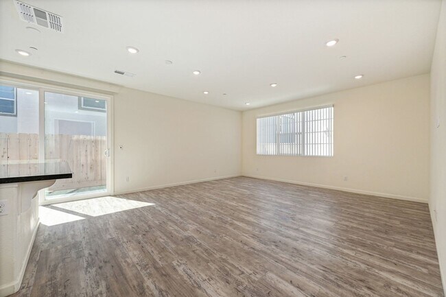 Building Photo - Fully Furnished Mid-term Rental