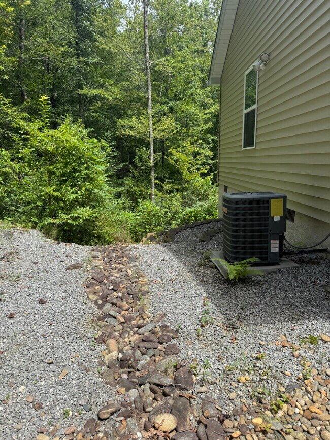 Building Photo - "Charming 3-Bed Retreat in Hendersonville ...