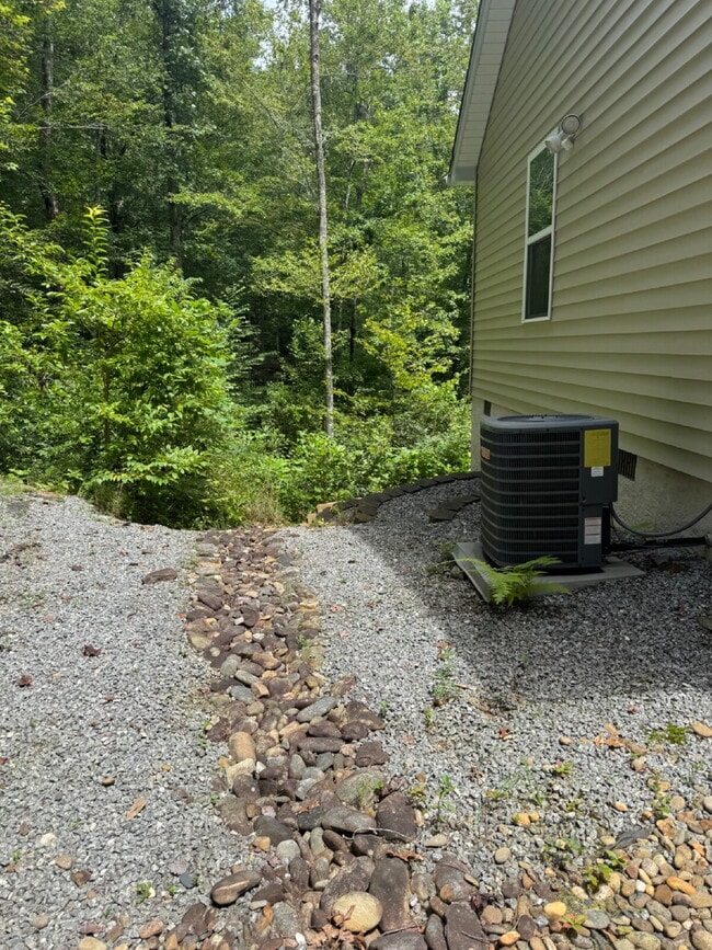 Building Photo - "Charming 3-Bed Retreat in Hendersonville with Cozy Fireplace."