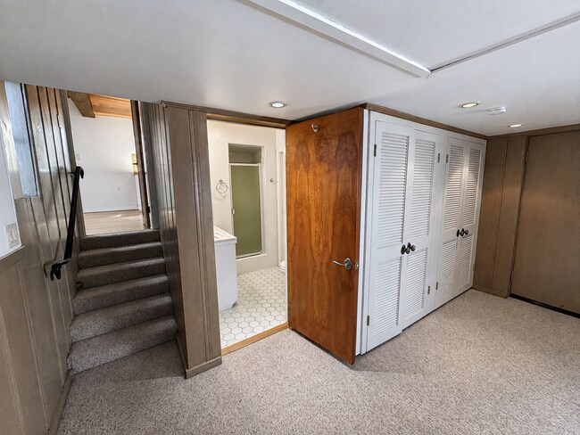 Building Photo - 352 Glen Ellen Dr