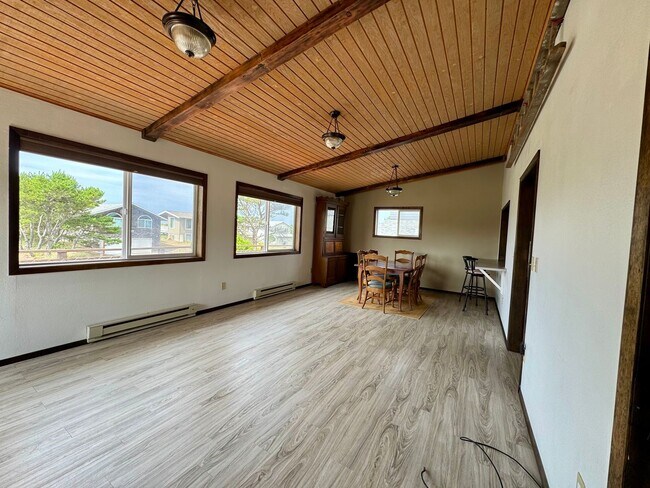 Building Photo - Ocean Park 2-Story Home, Deck with Views, ...