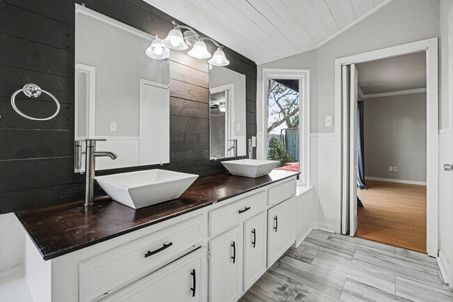 Building Photo - 16607 Neumann Dr