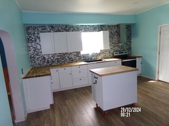 Building Photo - 4bd 1ba Home