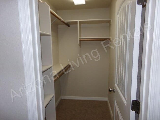 Building Photo - SUPER CLEAN 4 BEDROOM HOME