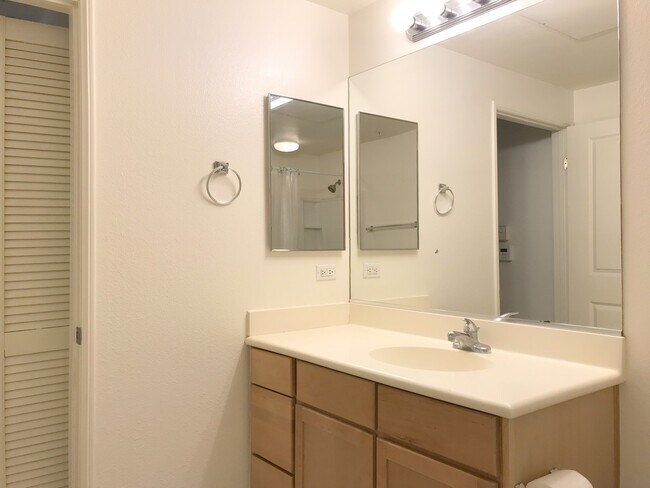 Building Photo - 6400 Crescent Prk E