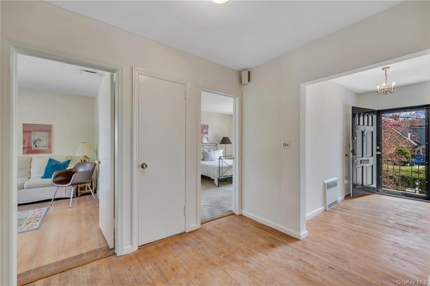 Building Photo - 6 Wildway