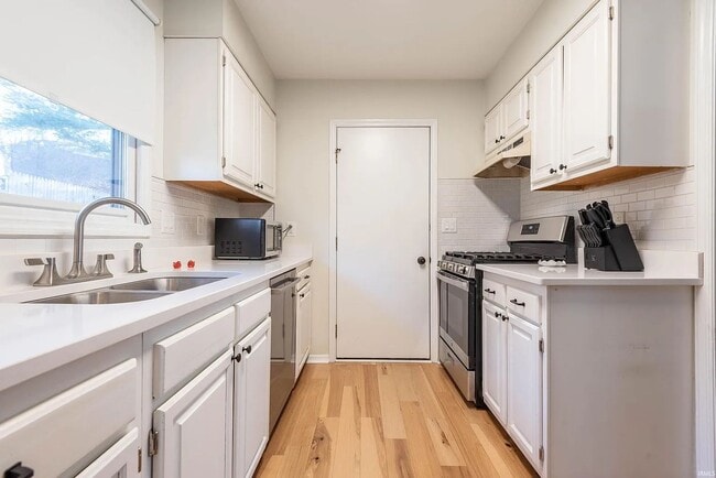 Building Photo - Available Now!  3BR 2BA Southside Neighborhood.
