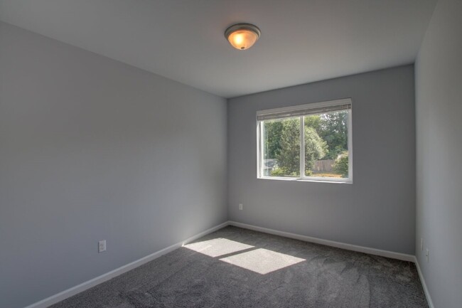 Building Photo - 1322 Lidstrom Rd SE