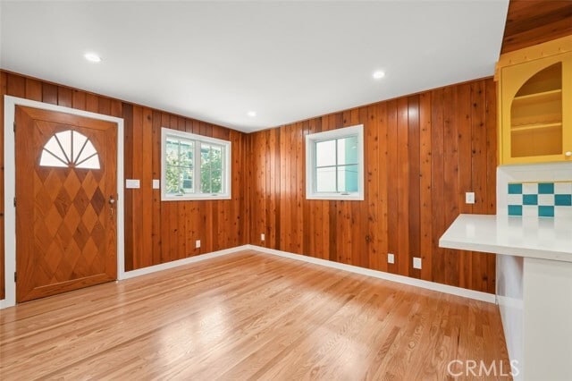 Building Photo - 2549 Beachwood Dr