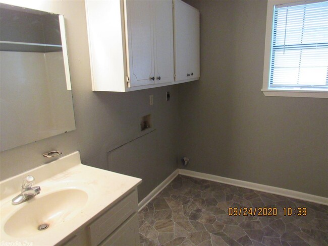 Building Photo - 409 Farris Rd