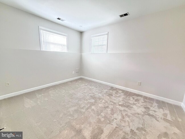 Building Photo - 300 Garden View Square