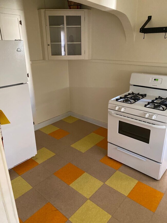 Building Photo - 1 Bedroom with Basement & Enclosed Yard