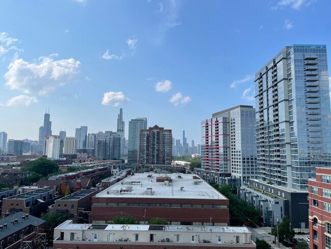 Building Photo - 320 E 21st St