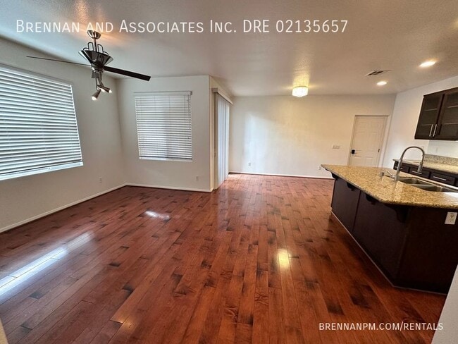Building Photo - 3 bed, 2.5 bath Townhome, 2 Car Garage, Ea...