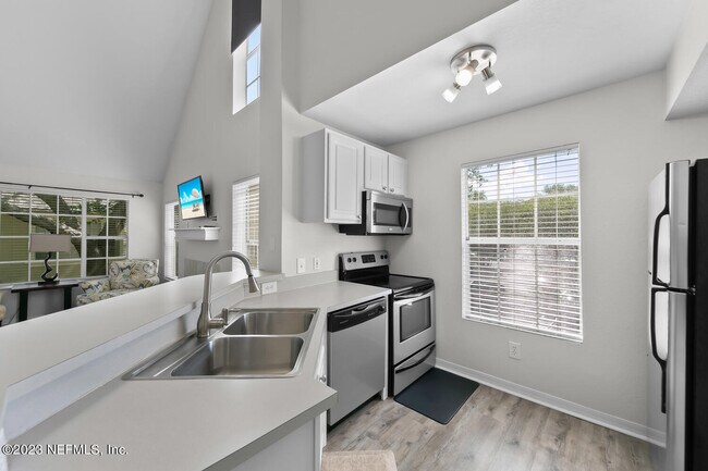 Building Photo - 13703 Richmond Park Dr N