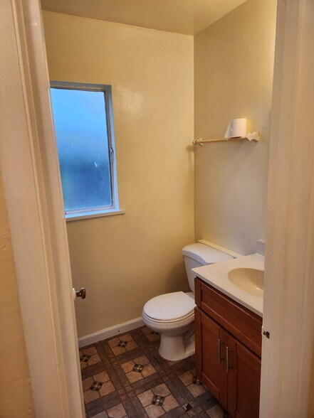 Bathroom - 1327 Parker St