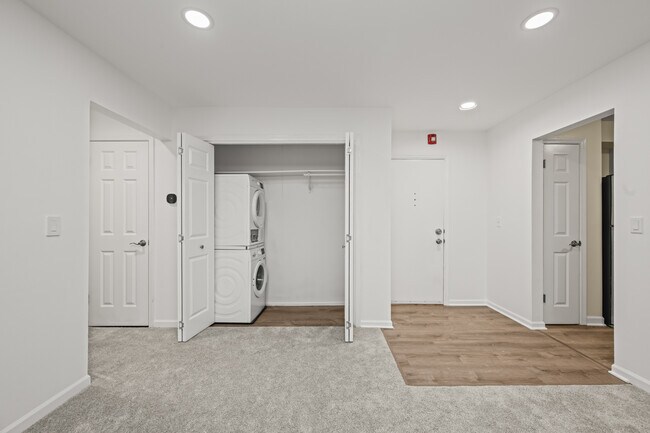 Building Photo - 715 Falcon Dr