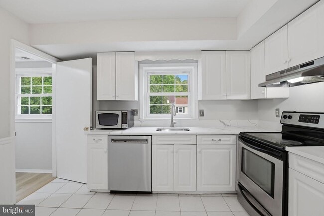 Building Photo - 7739 Tiverton Dr