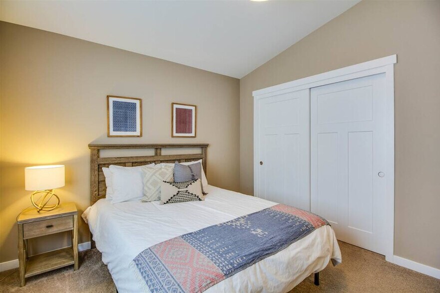 Building Photo - 525 SE Gleneden Place