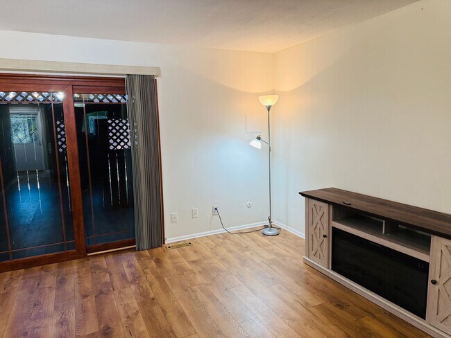 Building Photo - January HALF OFF! West End Townhome with Deck, Central AC and community pool