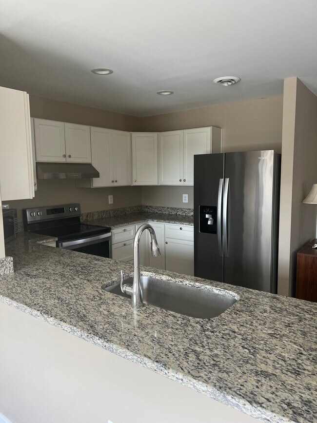 kitchen - 613 Revolution St