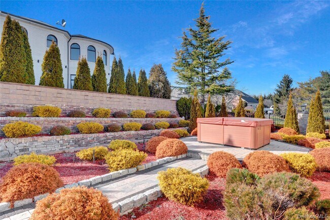 Building Photo - 120 Majestic Dr