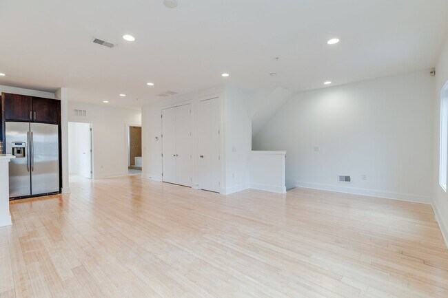Building Photo - Northern Liberties Townhome with Parking Included