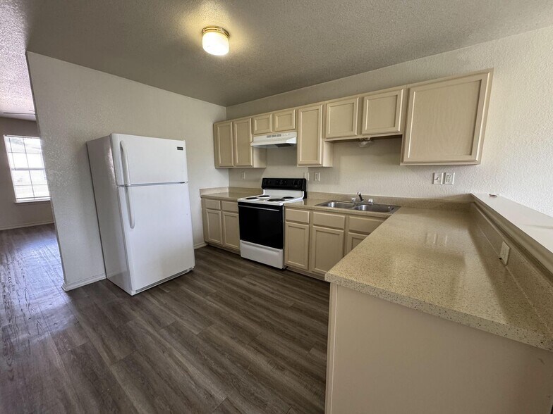 Building Photo - 2901 Cantabrian Dr