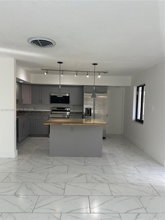 Building Photo - 220 SW 8th Ave